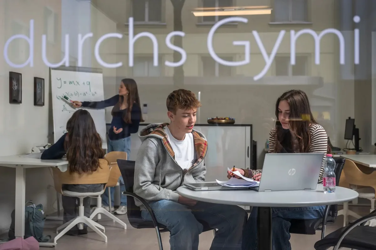 24828336-4 Auch schlaue Kinder müssen büffeln: Im Büro von Easygymi in Zürich unterrichten ältere Schülerinnen und Schüler die jüngeren, damit sie die Probezeit bestehen.