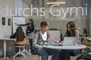 24828336-4 Auch schlaue Kinder müssen büffeln: Im Büro von Easygymi in Zürich unterrichten ältere Schülerinnen und Schüler die jüngeren, damit sie die Probezeit bestehen.
