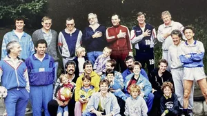 26575293-17 Damals schon eng, heute noch immer: der FC Hinternord aus Wald.
