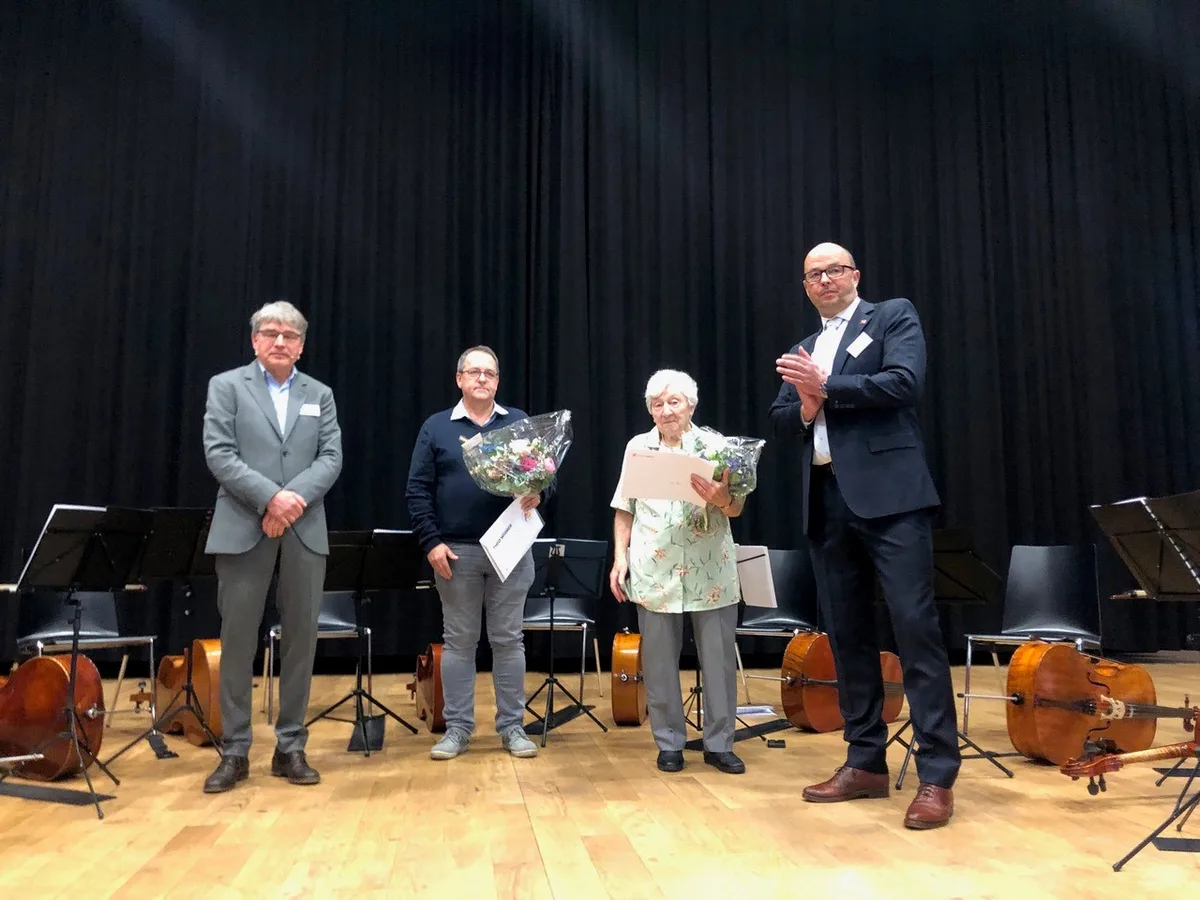 10369814-5 Gemeindepräsident Marco Hirzel (rechts) und Gemeinderat Lukas Weiss (links) mit den Preisträgern Theo Widmer und Irma Meier.