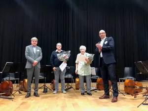 10369814-5 Gemeindepräsident Marco Hirzel (rechts) und Gemeinderat Lukas Weiss (links) mit den Preisträgern Theo Widmer und Irma Meier.