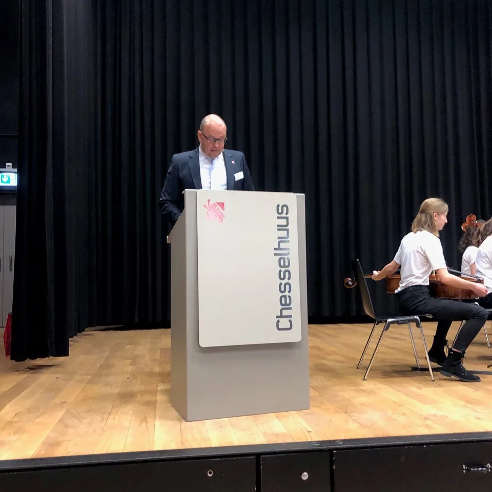 Gemeinespräsident Marco Hirzel bei seiner Neujahrs-Ansprache. Man sieht einen Mann am Rednerpult.