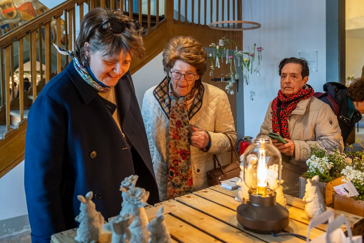 Bei prächtigem Wetter und vor prächtiger Kulisse fand der Ostermarkt und die Ostereierausstellung in Greifensee statt.