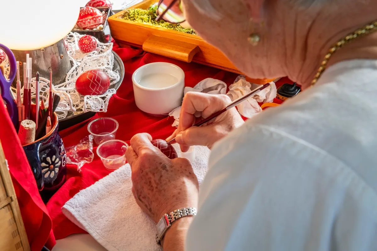 Bei prächtigem Wetter und vor prächtiger Kulisse fand der Ostermarkt und die Ostereierausstellung in Greifensee statt.