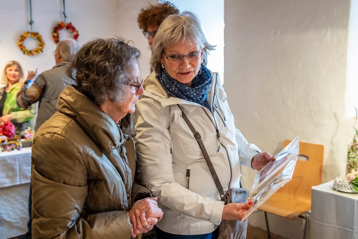 Bei prächtigem Wetter und vor prächtiger Kulisse fand der Ostermarkt und die Ostereierausstellung in Greifensee statt.