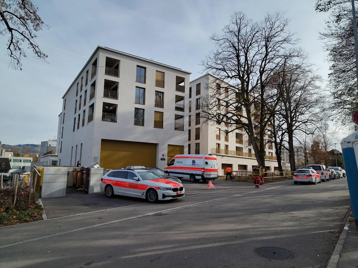 Beim Gebäude in Wetzikon, in dem sich das Activ Fitness befindet, läuft ein Polizeieinsatz. Auch das Forensische Institut ist vor Ort. Beim Gebäude in Wetzikon, in dem sich das Activ Fitness befindet, läuft ein Polizeieinsatz. Auch das Forensische Institut ist vor Ort.