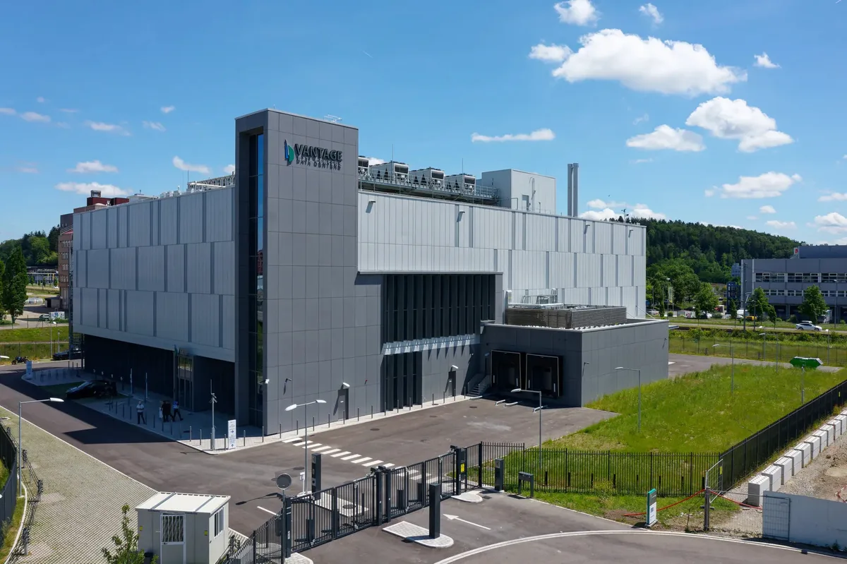 Das Rechenzentrum von Vantage Data Centers in Winterthur: Ähnlich werden die Gebäude in Volketswil aussehen. Rechenzentrum von Vantage Data Centers: ein graues, grosses Gebäude.