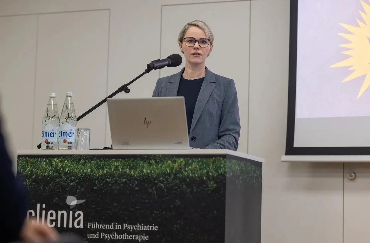 Gesundheitsdirektorin Natalie Rickli (SVP) will die Kosten des Zürcher Gesundheitssystems senken. (Archiv) Natalie Rickli steht hinter einem Podium.