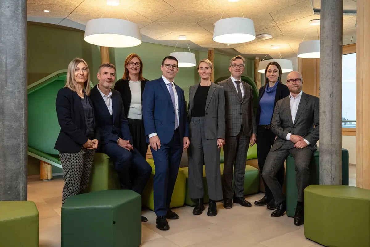 Eine Gruppe von acht Menschen posiert für ein Gruppenbild.