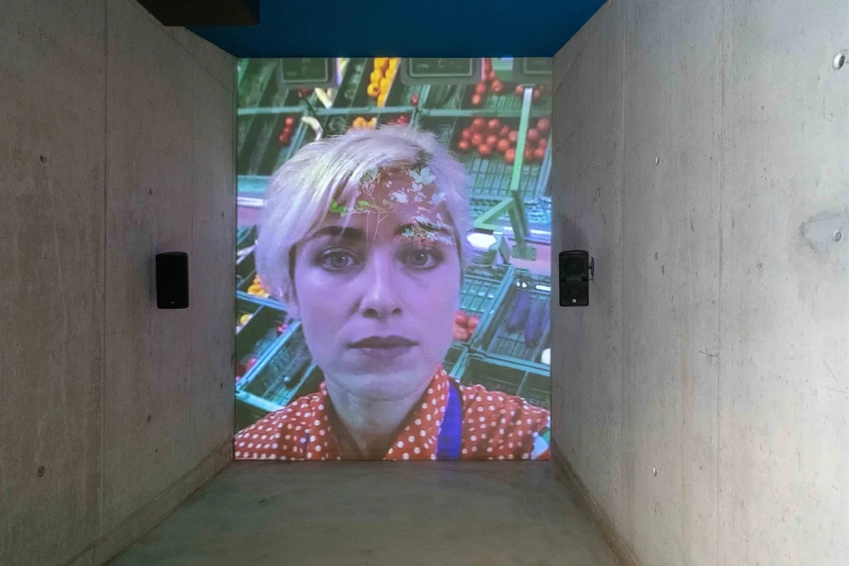 Pipilotti Rist zeigt ihre Arbeit «I Couldn’t Agree With You More» in der Bechtler Stiftung in Uster. Man sieht eine Foto einer Video-Installation.