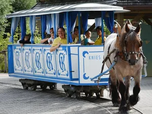 Das Rösslitram ist seit der Gründung des Kinderzoos im Einsatz. Bald wird es ersetzt. Das Rösslitram ist seit der Gründung des Kinderzoos im Einsatz. Bald wird es ersetzt.