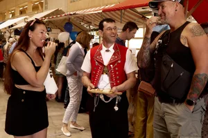 25535093-1 Walter Räss von der Käserei Tufferschwil bringt seinen Käse mit viel Charme an Frau und Mann.
