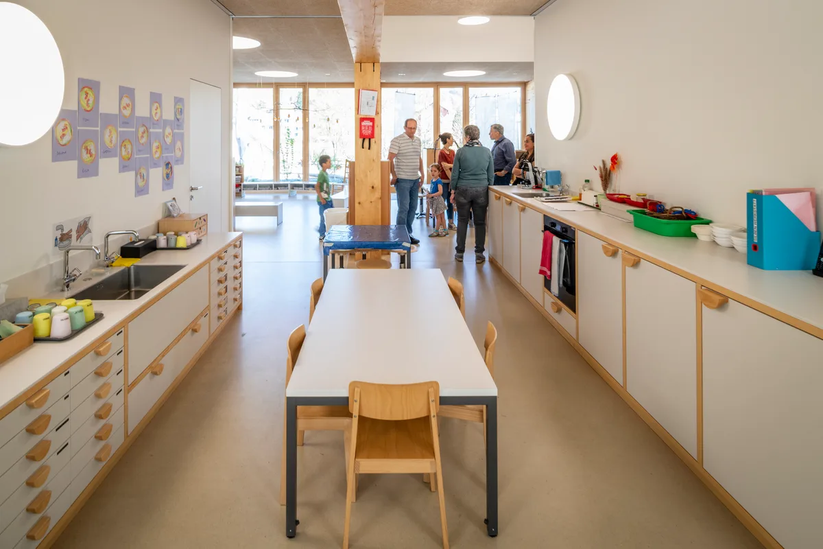 Ein Kindergarten im Erdgeschoss des Trakts C, die Räume sind lichtdurchflutet und praktisch eingerichtet. Küchenbereich eines Schulhauses.