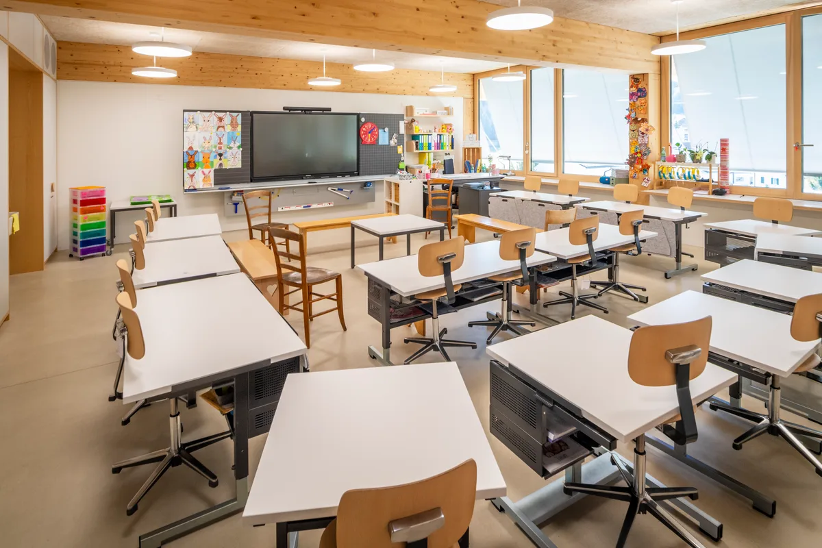 Grosse Fenster, helles Holz: Die Schulzimmer sollen ein angenehmes Lernklima bieten. Das Innere eines Klassenzimmers.