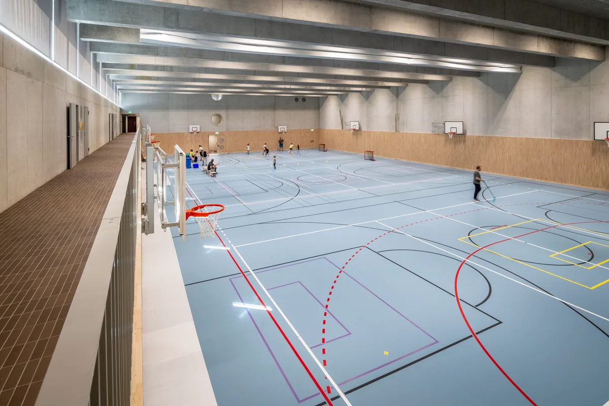 Die Zweifachturnhalle lässt zukünftig auf viele spannende Vereinsturniere hoffen. Das Innere einer Turnhalle.