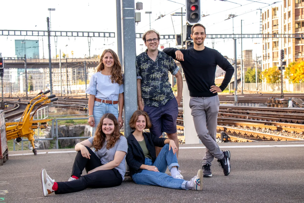 Das Team von Simple Train: Marius Portmann (Mitte) und Austin Widmer (rechts) sind zwei der Gründer. Ebenfalls auf dem Foto sind Saskia Bilang (hinten), Karin Hugentobler und Sabeth Schaad. Das Team von Simple Train: Marius Portmann (Mitte) und Austin Widmer (rechts) sind zwei der Gründer. Ebenfalls auf dem Foto sind Saskia Bilang (hinten), Karin Hugentobler und Sabeth Schaad.