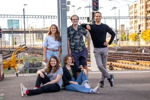 Das Team von Simple Train: Marius Portmann (Mitte) und Austin Widmer (rechts) sind zwei der Gründer. Ebenfalls auf dem Foto sind Saskia Bilang (hinten), Karin Hugentobler und Sabeth Schaad. Das Team von Simple Train: Marius Portmann (Mitte) und Austin Widmer (rechts) sind zwei der Gründer. Ebenfalls auf dem Foto sind Saskia Bilang (hinten), Karin Hugentobler und Sabeth Schaad.
