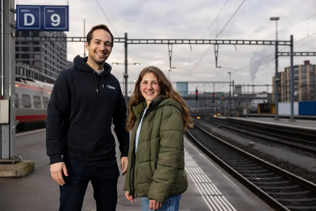 11373595-5 Sind schon zusammen ins Gymnasium und jetzt Geschäftspartner: Saskia Bilang und Austin Widmer haben mit drei weiteren Freunden die Firma Simple Train gegründet.