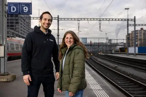 11373595-5 Sind schon zusammen ins Gymnasium und jetzt Geschäftspartner: Saskia Bilang und Austin Widmer haben mit drei weiteren Freunden die Firma Simple Train gegründet.