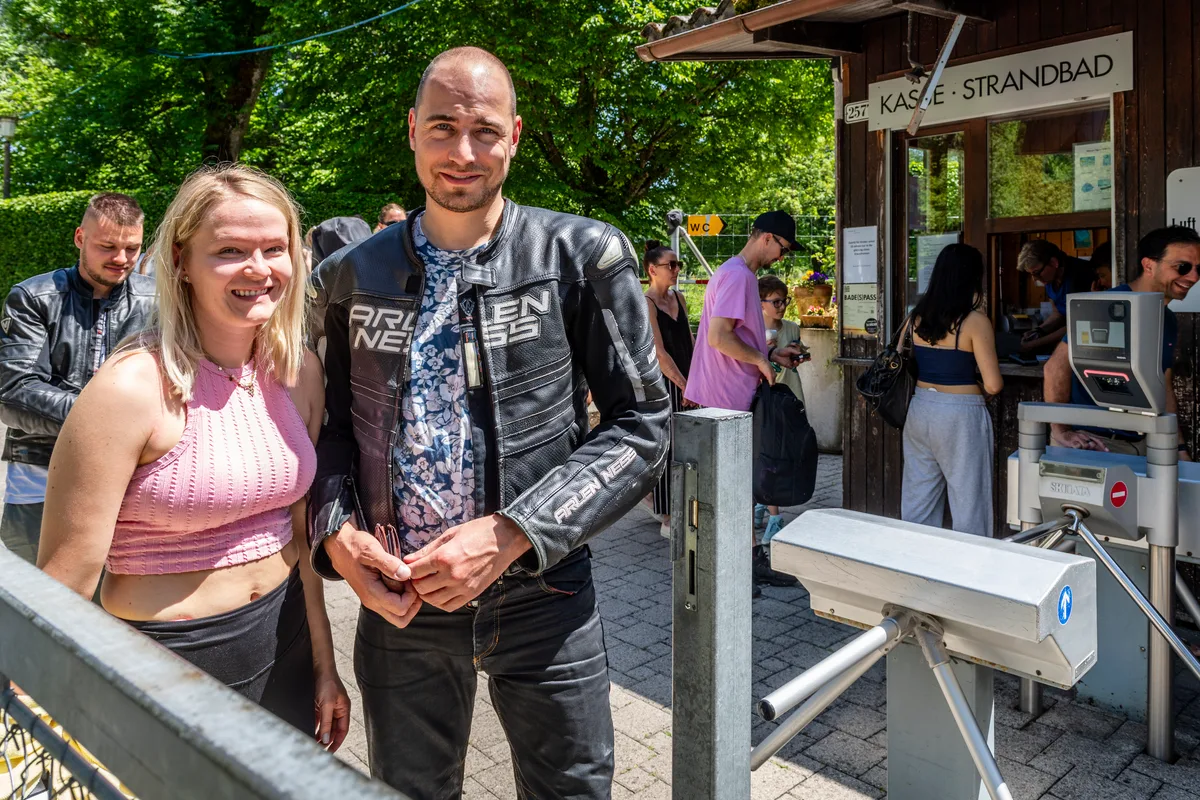 Joel und Laura aus Uster haben zuerst den Fahrtwind auf dem Motorrad genossenen und gönnen sich jetzt eine Abkühlung im Pfäffikersee. Die Sommerhitze überrollt das Zürcher Oberland.