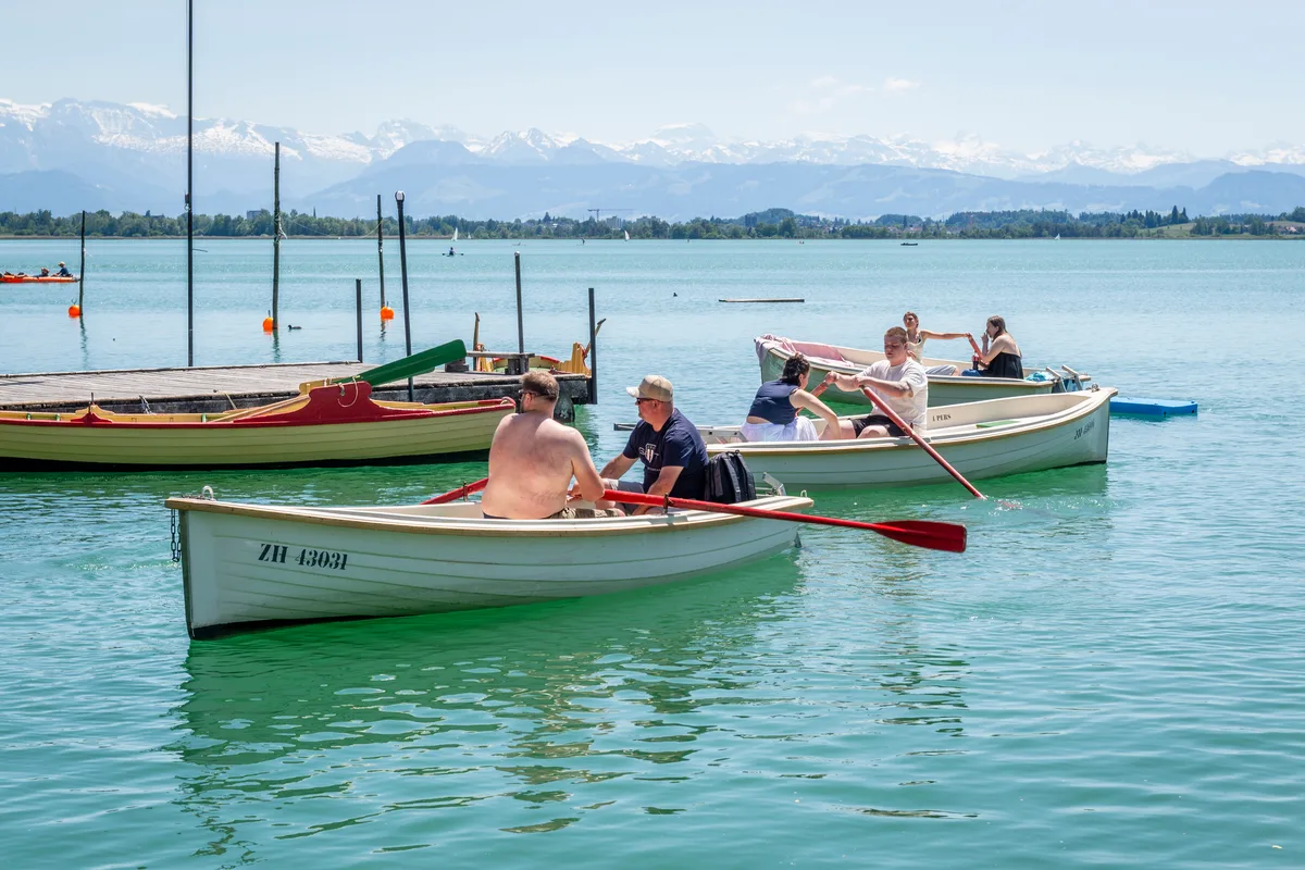Beim Bootsverleih am Quai in Pfäffikon herrscht ein reges Kommen und Gehen. Die Sommerhitze überrollt das Zürcher Oberland.