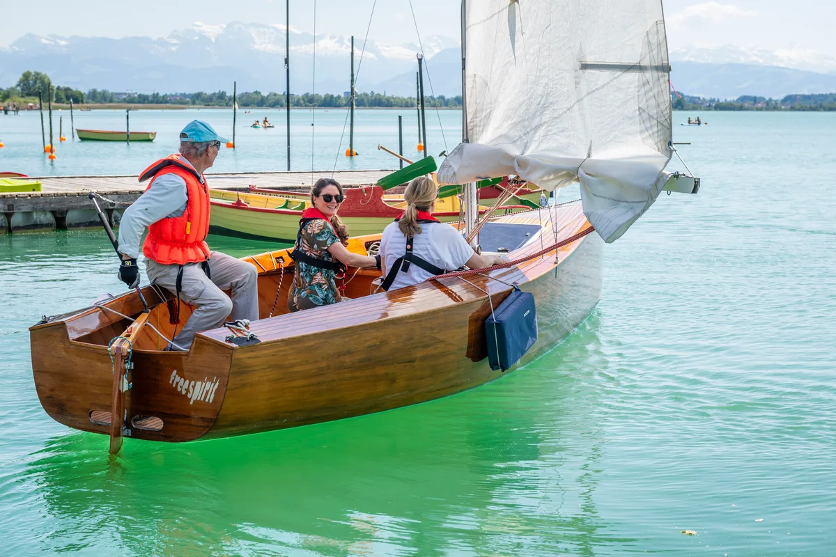 Werner hat seine beiden Töchter Martina und Simone mit dem Segelboot für einen Törn auf dem Pfäffikersee abgeholt. Die Sommerhitze überrollt das Zürcher Oberland.