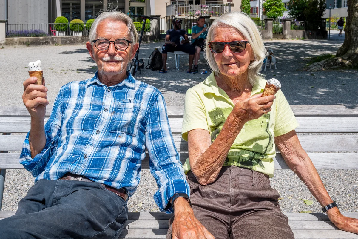 Noch ist der See ein wenig zu kalt für Bergers aus Pfäffikon, aber den Rest des Sommers werden sie im See verbringen. Die Sommerhitze überrollt das Zürcher Oberland.