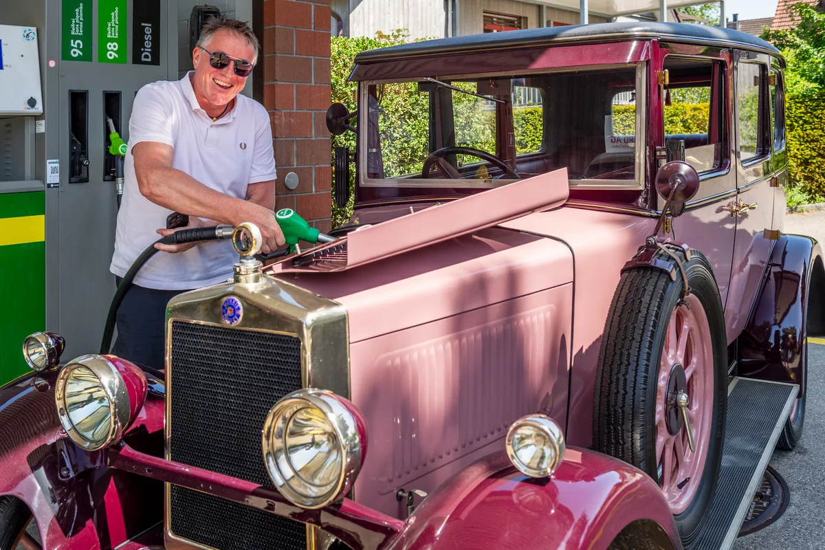 Kurt Plattner aus Maur macht seinen Morris Cowley mit Jahrgang 1929 bereit für eine Ausfahrt in den kühleren Abendstunden. Die Sommerhitze überrollt das Zürcher Oberland.