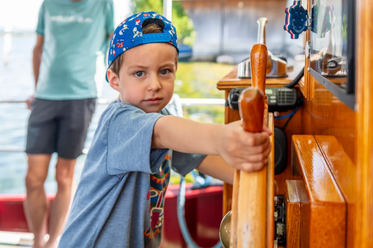 Luca aus Bülach nimmt das Steuer vom Kursschiff gleich selber in die Hand. Die Sommerhitze überrollt das Zürcher Oberland.