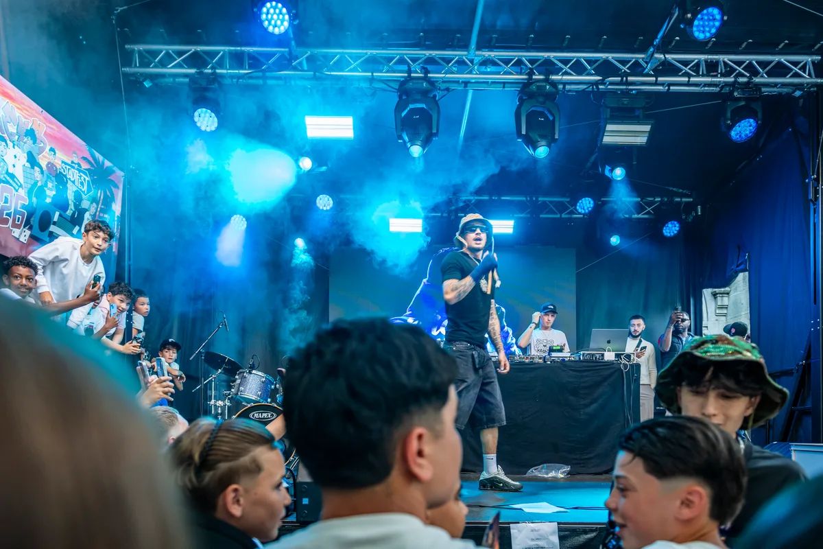 Ryan 87 rappte auf der Parkbühne, wo er vor allem ein jüngeres Publikum anzog. So viele Besucher wie noch nie am Stadtfest in Wetzikon.