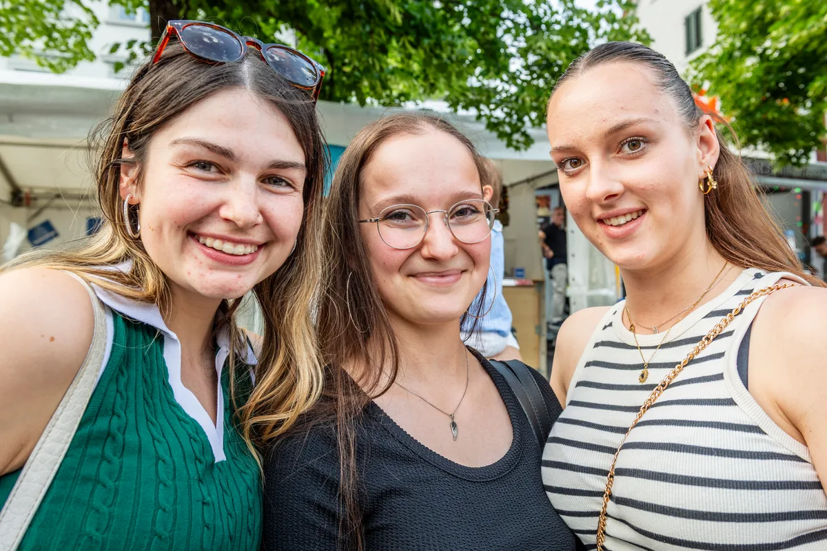 Svenja und Alessia supporteten Laura (rechts). Sie hatte am Nachmittag ihren Auftritt mit dem Tanzstudio Melanie. Ans nach Hause gehen verschwendeten sie noch lange keinen Gedanken. Drei junge Frauen lachen in die Kamera.