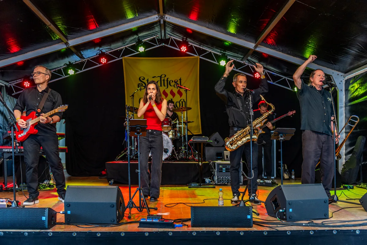 Auf der Stadtbühne heizten Sugarpuffs dem Publikum mächtig ein. Eine Band mit einer Sängerin auf der Bühne.