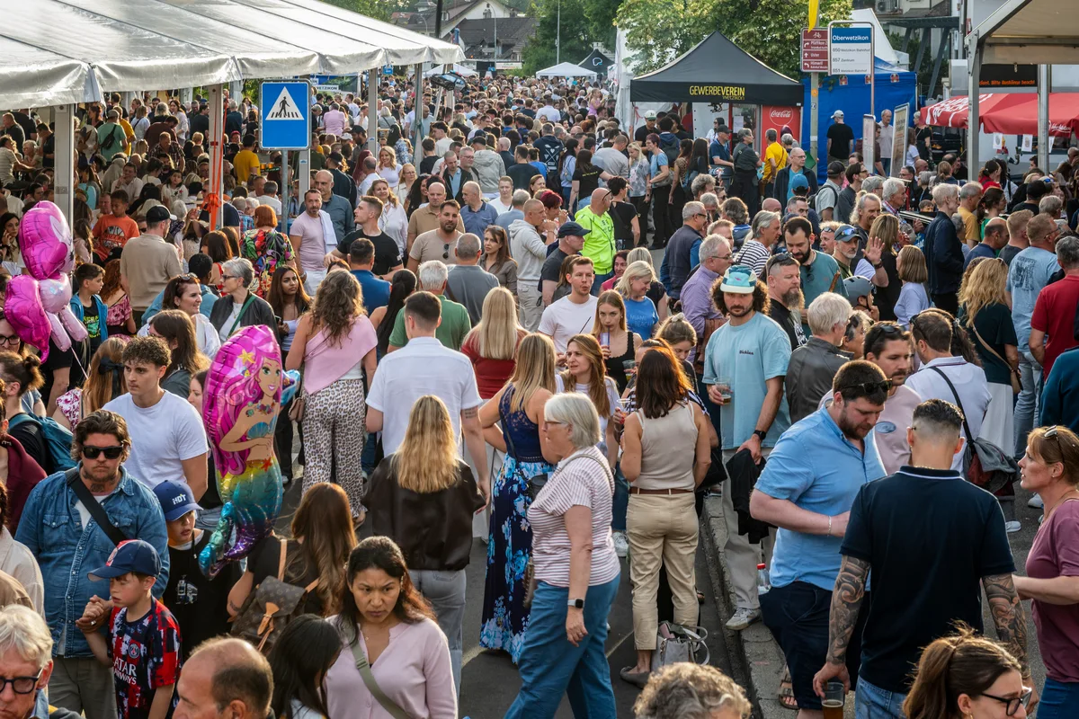 Von der Bahnhofstrasse war nicht mehr viel zu sehen. Der Besucherandrang war beständig und die genaue Anzahl schwer abzuschätzen. Besucherströme an einem Stadtfest.