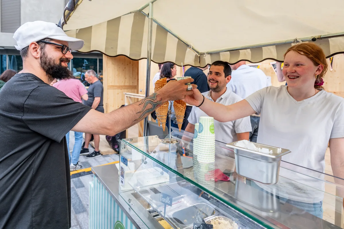 Tomi aus Zürich war mit Kollegen am Fest. Aus dem ganzen Multikulturellen Essensangebot entschied er sich für ein handgemachtes Glace. Ein Mann mit Bart bekommt ein Eis überreicht.