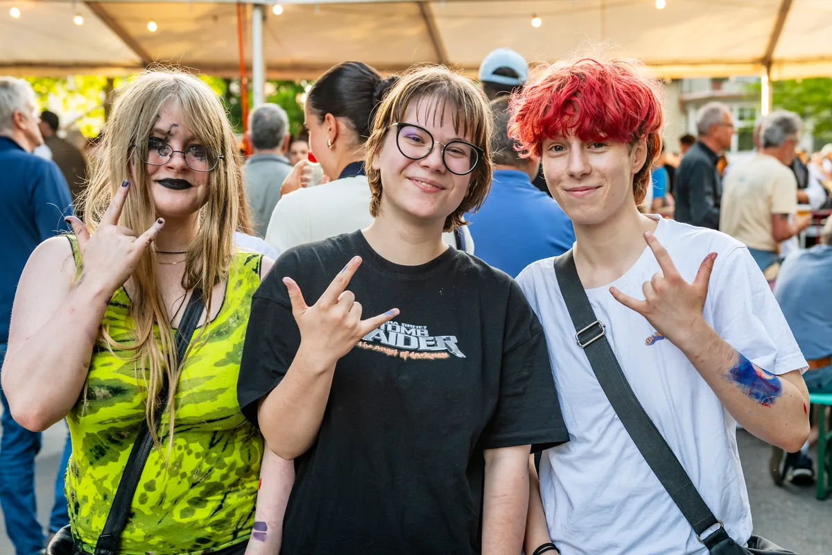 Lia (links) hatte ihre Freunde Iris und Yu aus Zürich an das Stadtfest geschleppt. Auf die Frage nach dem Warum, antwortete Lia ohne zu zögern: «Wetzikon ist besser als Zürich!» Drei junge Besucher an einem Stadtfest in mitten der Besucherströme.