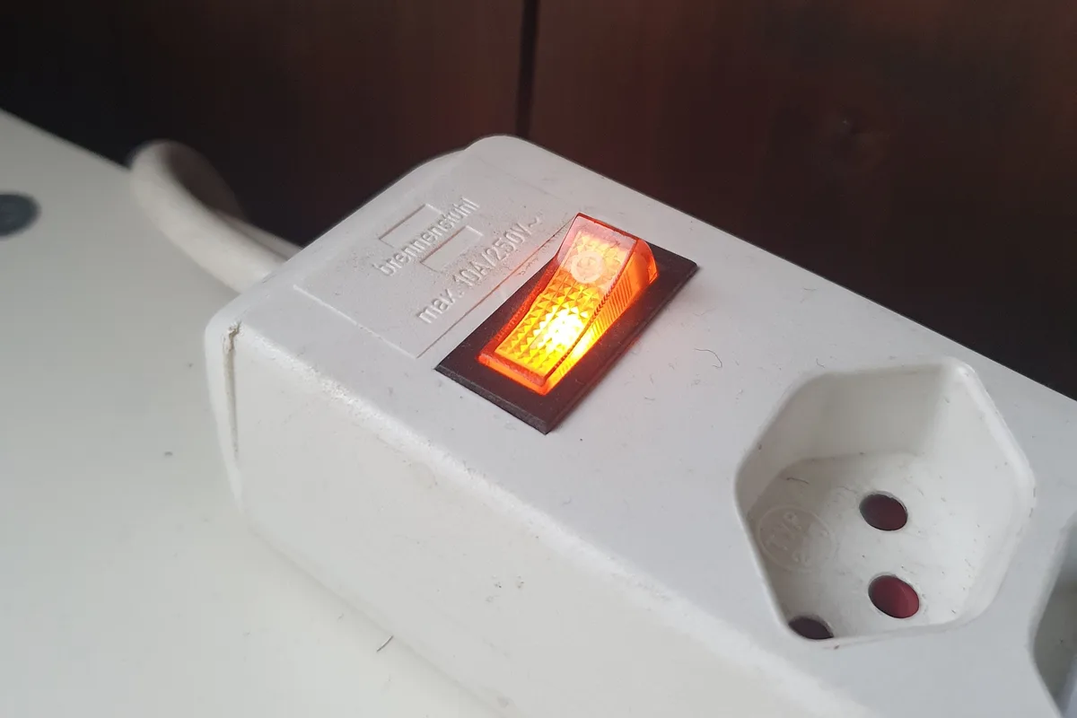 Besser als jedes extra auf Kinder angepasste, teure Nachtlicht: eine Steckerleiste. Eine Steckerleiste mit leuchtendem On/Off-Schalter.