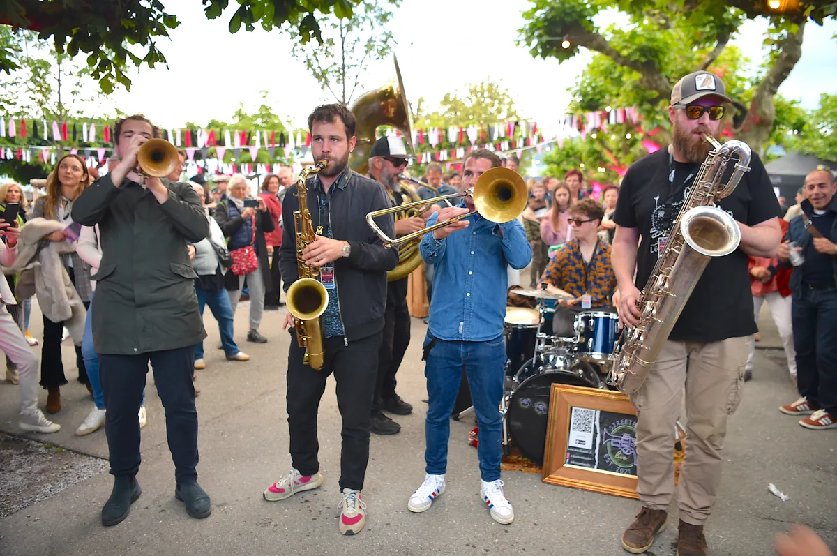Auch Strassenmusikanten verzauberten das Publikum. Man sieht Strassenmsuiker.