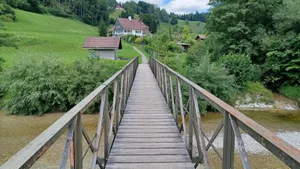 10033750-5 Einer von unzähligen Wanderwegen im Tösstal. Eine Brücke über die Töss auf dem Weg zum Hagheerenloch bei Bauma.
