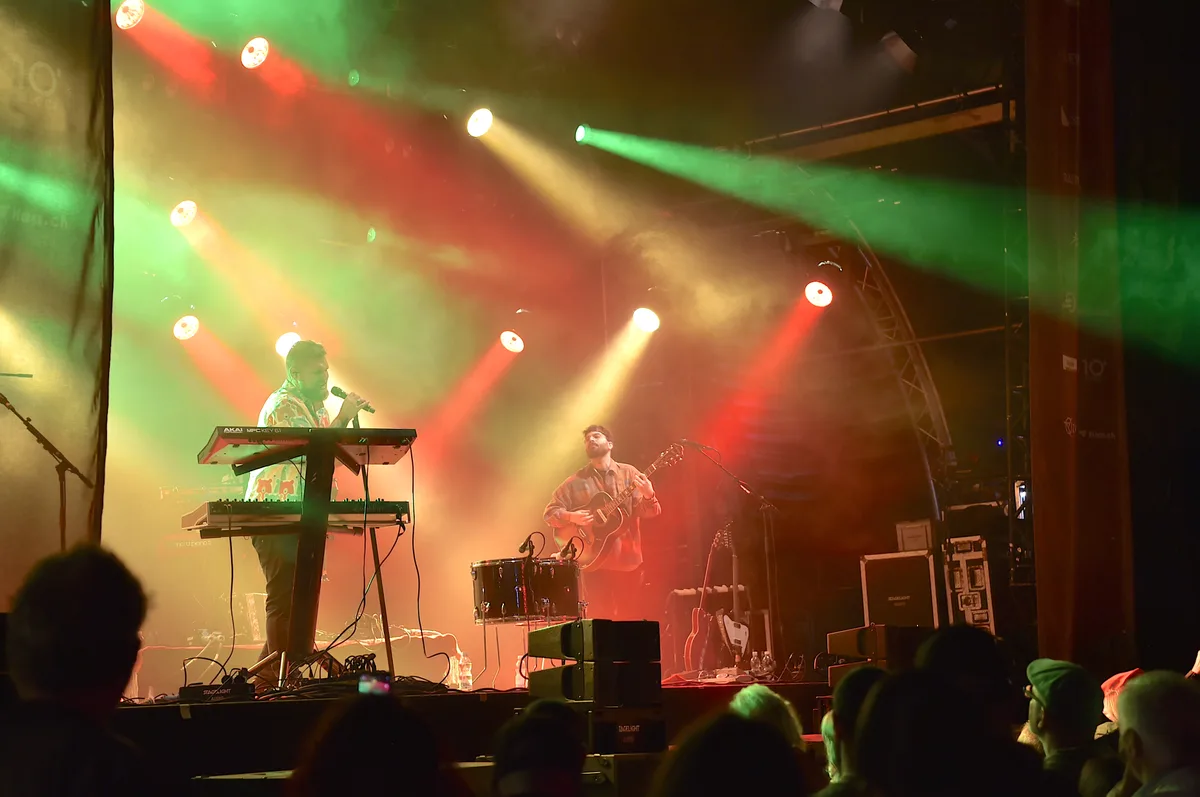 The Gardener und The Tree ist eine Schweizer Indie-Folk-Band aus Schaffhausen. Sie trat mit neuen Songs und einer neuen Bandkonstellation auf. Man sieht eine Band auf der Bühne.