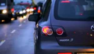 22805541-9 Im Aathal kam es am Donnerstagabend zu einem Autounfall. Die Zuerichstrasse musste fuer knapp zwei Stunden gesperrt werden.
