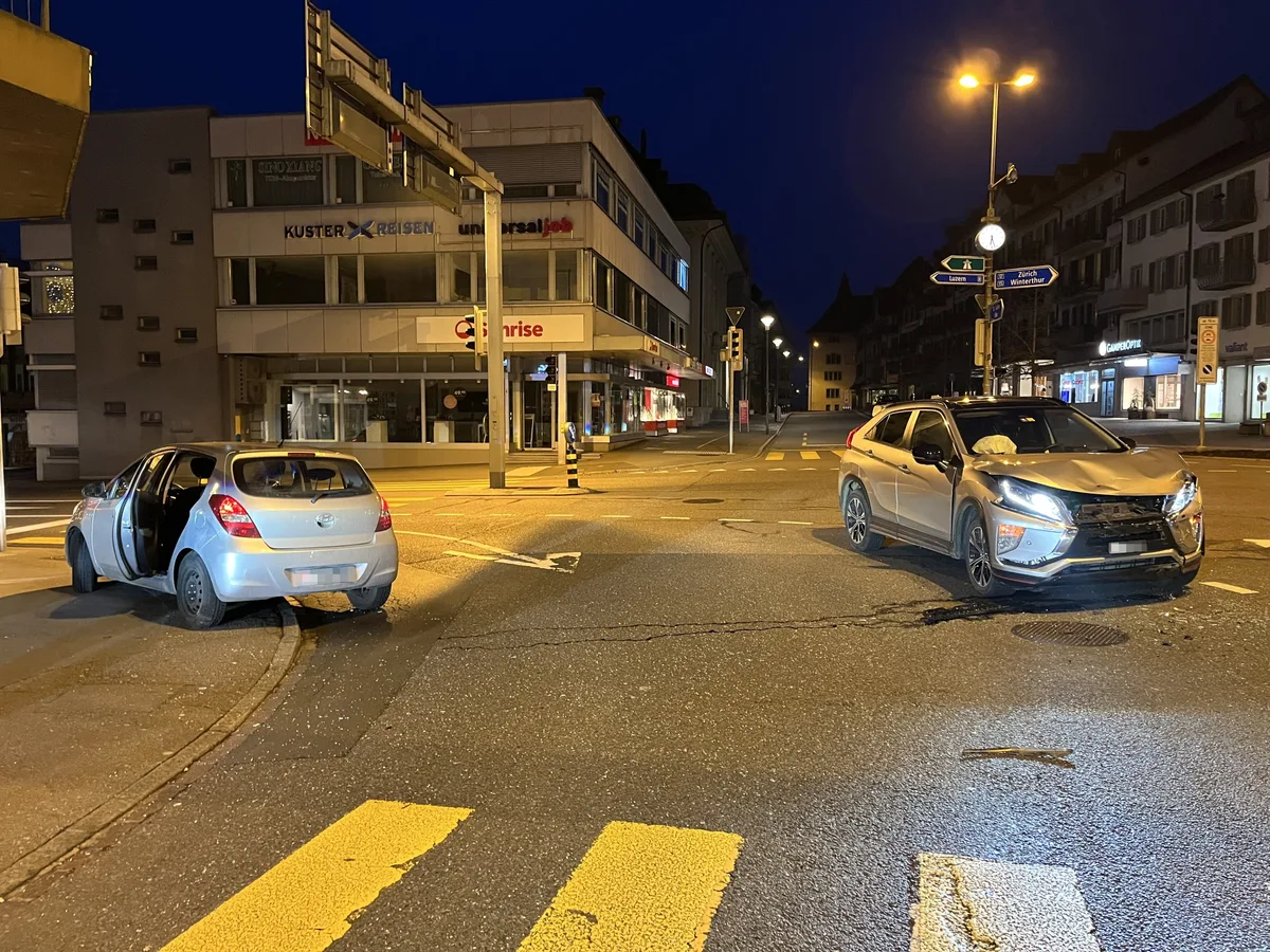 10822985-2 Auf der Rathausstrasse in Rapperswil-Jona stiessen die beiden Autos zusammen.