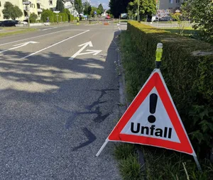 26259011-5 An dieser Stelle verunglückte der Motorradfahrer so stark, dass er seinen Verletzungen noch in der selben Nacht erlag.