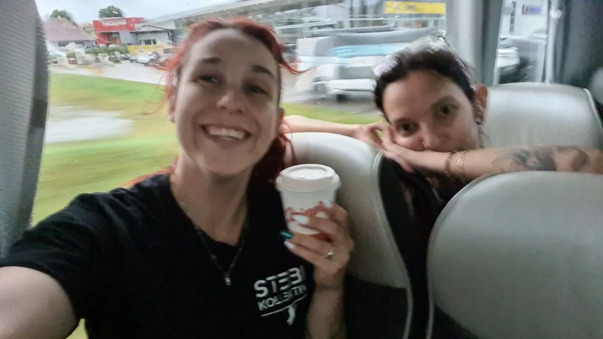 Ein Selfie mit zwei Frauen, die in einem Bus sitzen.