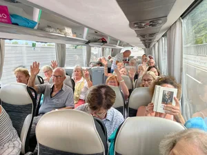 Jetzt geht es nach Hause. Mit einem lachenden und einem weinenden Auge. Jetzt geht es nach Hause. Mit einem lachenden und einem weinenden Auge.