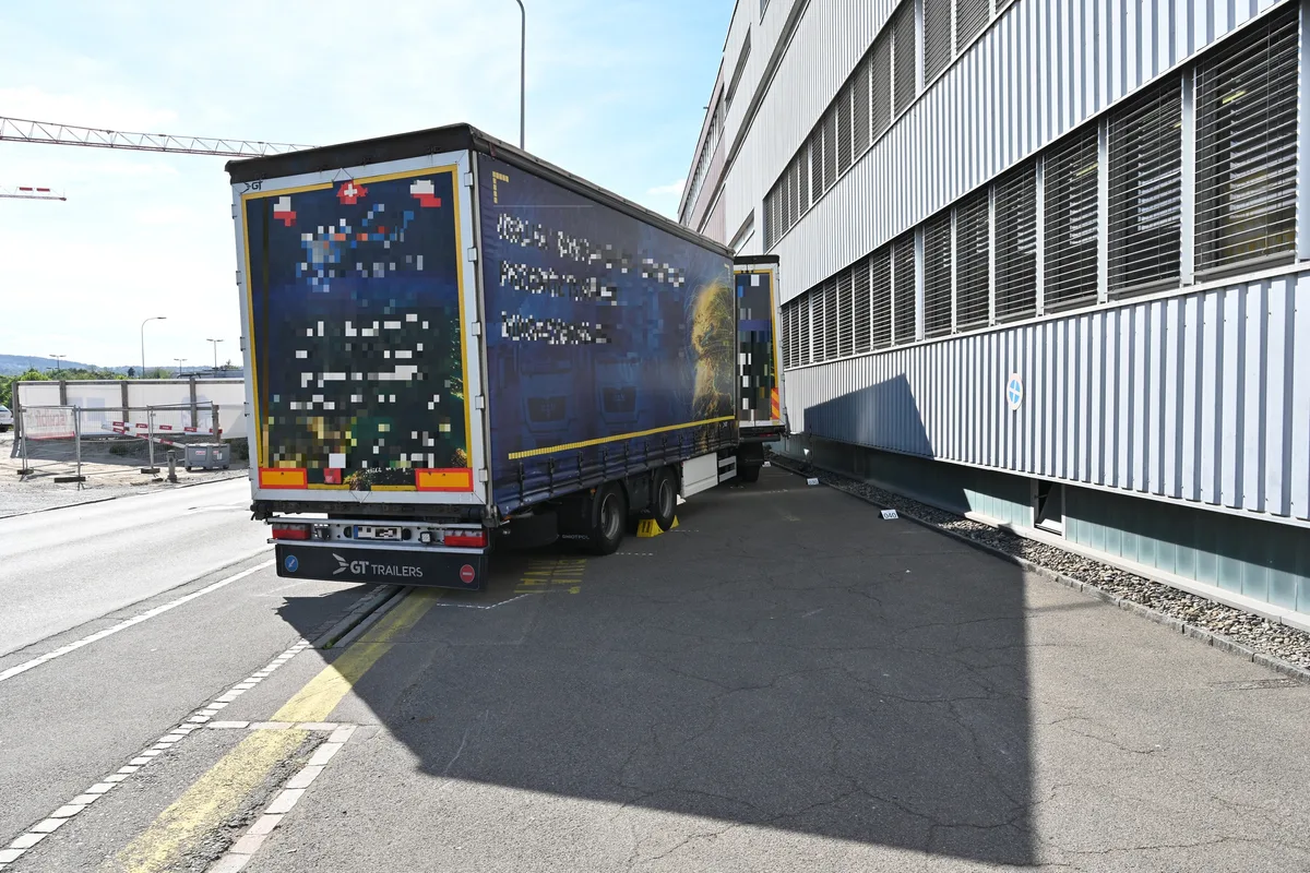 In Volketswil erlitt ein Chauffer einen Unfall. In Volketswil erlitt ein Chauffer einen Unfall.