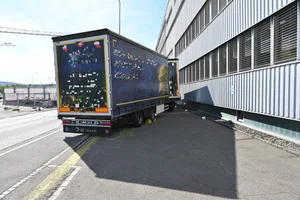 In Volketswil erlitt ein Chauffer einen Unfall. In Volketswil erlitt ein Chauffer einen Unfall.