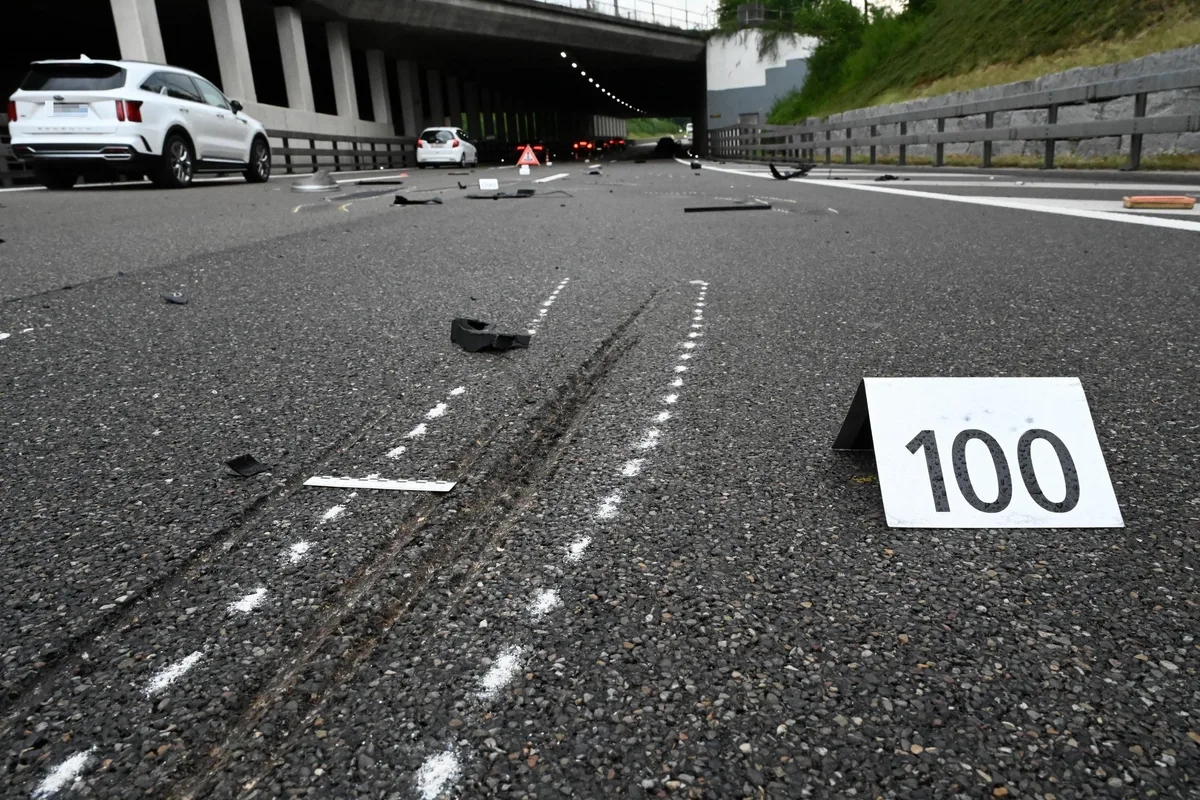 Verletzte gab es keine. Doch gegen den Fahrer ohne Führerausweis werden nun Ermittlungen wegen des Verdachts auf ein Raserdelikt geführt. Verletzte gab es keine. Doch gegen den Fahrer ohne Führerausweis werden nun Ermittlungen wegen des Verdachts auf ein Raserdelikt geführt.