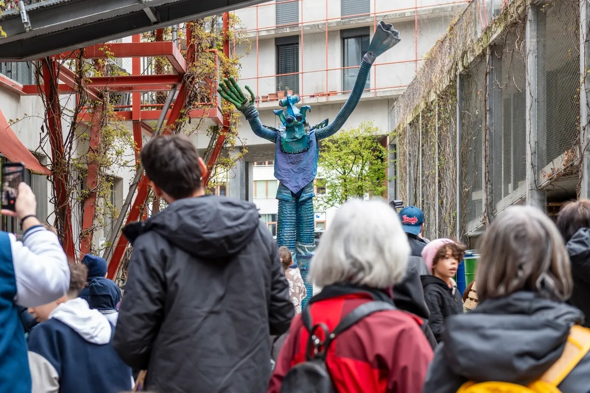 Ein blauer Ausserirdischer auf dem Zwicky Areal.