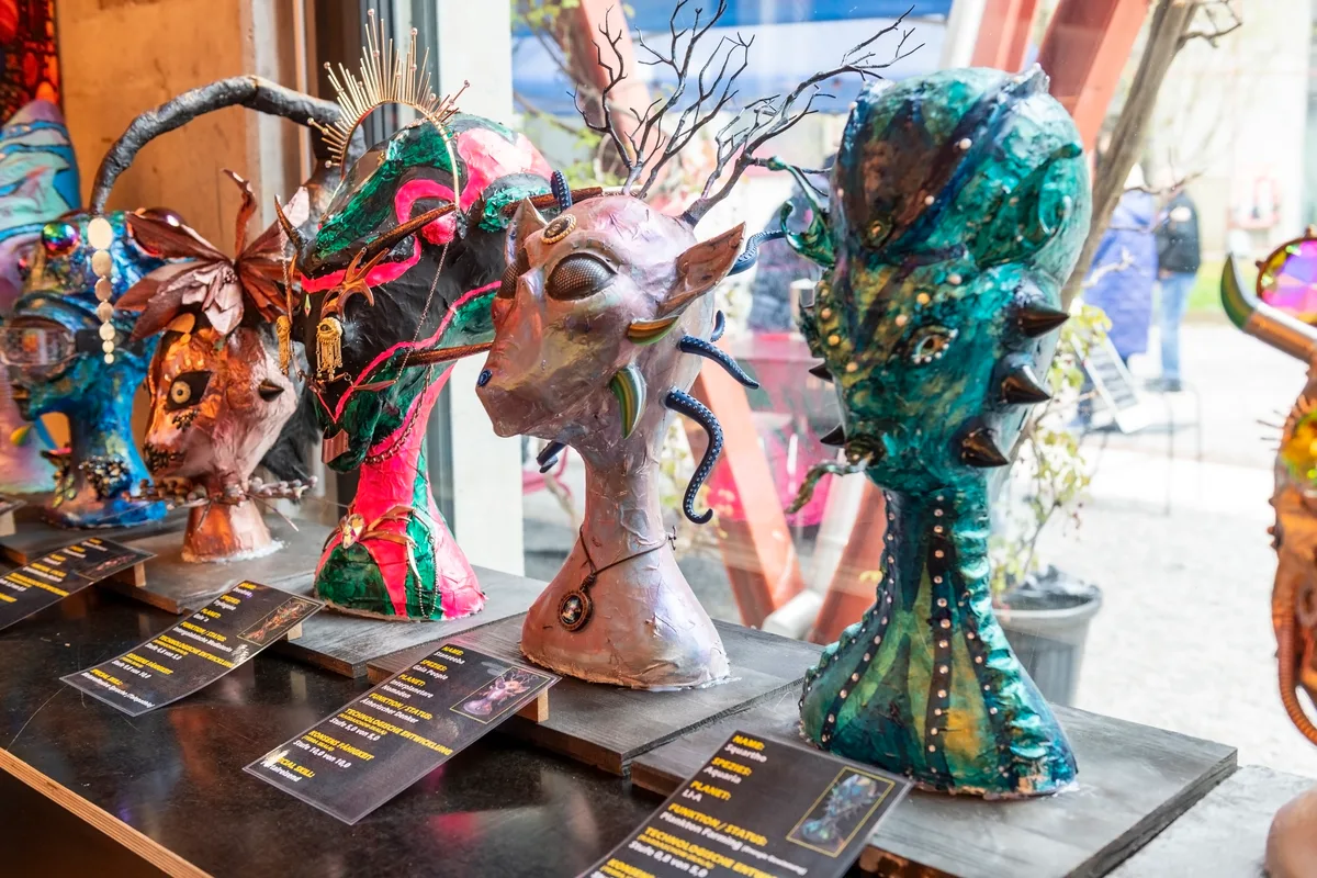 Man sieht erschiedene Alien-Köpfe mit deren Beschreibung.