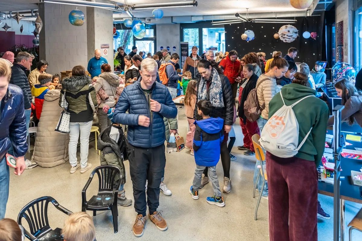 Viele staunenede Besucher am Festival.